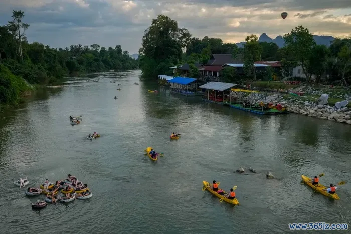 Kayak dan permainan air di Vang Vieng Laos